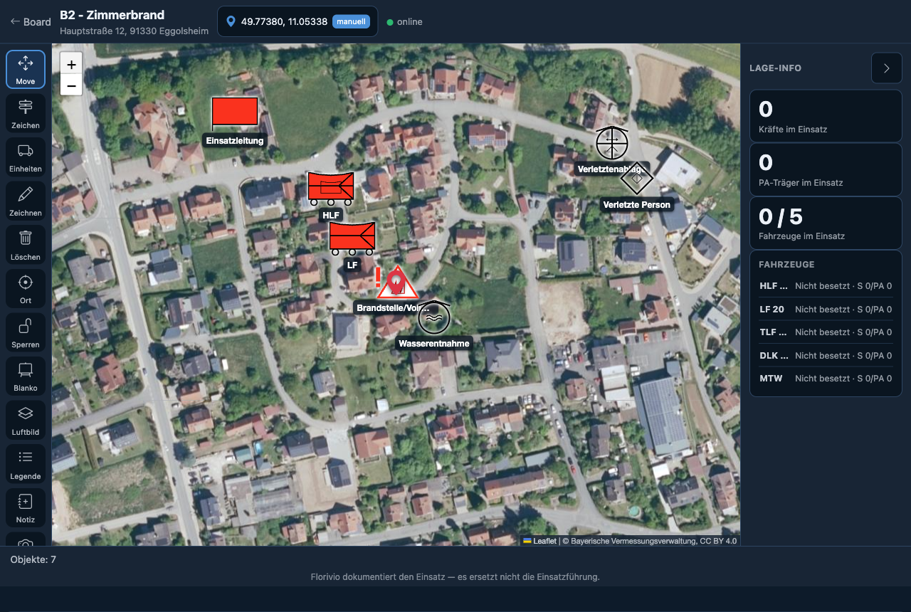 Digitale Lagekarte auf amtlichem Luftbild in Bayern: taktische Zeichen einer Zimmerbrand-Übungslage mit Einsatzleitung, Fahrzeugen, Verletztenablage und Info-Leiste rechts