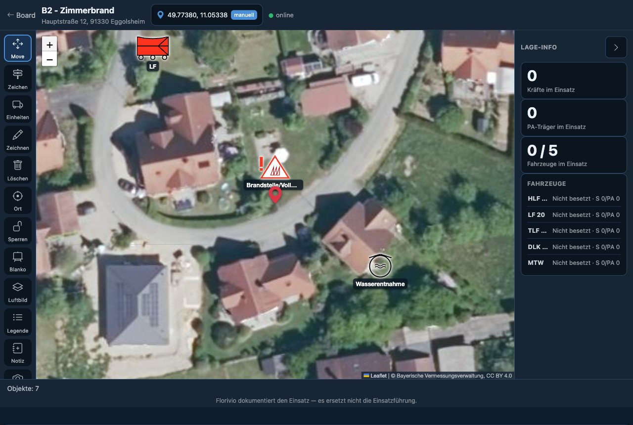 Nah herangezoomte Lagekarte fürs Detail — einzelne Gebäude und Fahrzeug-Zeichen erkennbar